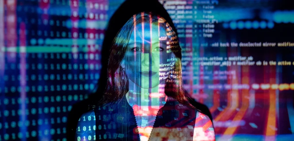 Een vrouw die kijkt op een scherm en kijkt naar de code