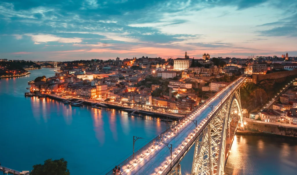 Uitzicht op Porto, een historische stad in Portugal met kleurrijke gebouwen en de Douro-rivier op de achtergrond.
