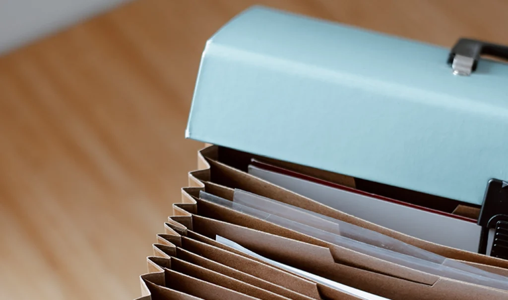 Een aktetas met daarin een stapel documenten