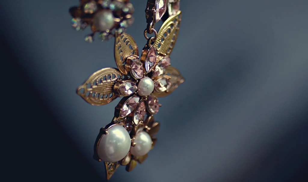 Detailopname van een gouden sierraad met glanzende parels