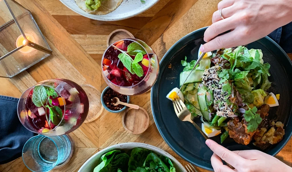 Een tafel vol met eten en drinken, perfect voor een feestelijke gelegenheid of samenkomst.