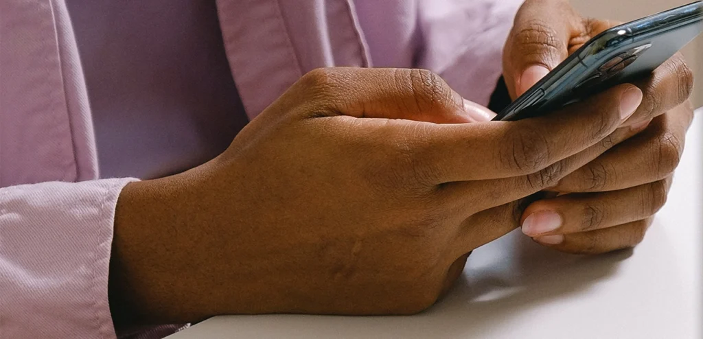 Een persoon die een telefoon vasthoudt